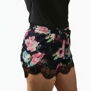 Lucy Paris Shorts floral lace edged medium